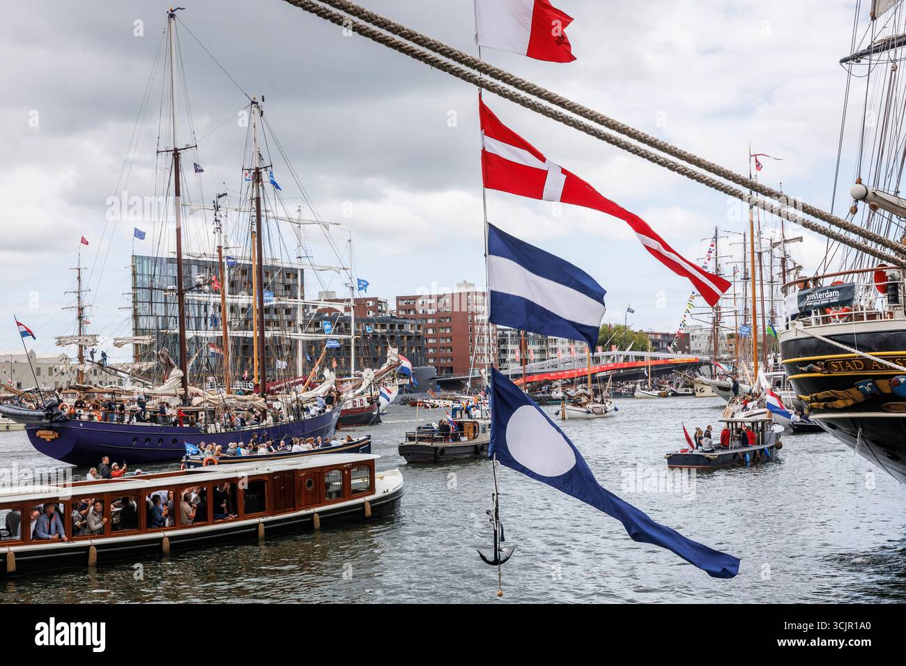 Schiffe im Hafen IJ während der Segel Amsterdam, 21. August 2025, Niederlande. Die Sail Amsterdam ist ein großes Schiff und historische Schiffe, die sich in Amsterdam treffen Stockfoto