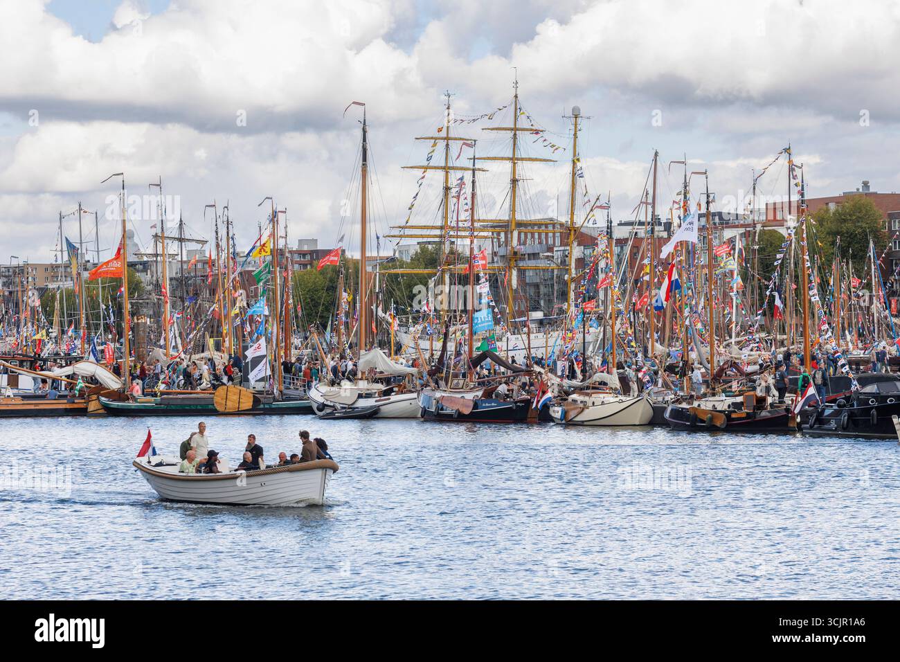 Schiffe, die während der Sail Amsterdam, 21. August 2025, Niederlande, im Hafen von Ij vor Anker gebracht wurden. Die Sail Amsterdam ist ein großes Schiff und historische Schiffe treffen sich in Stockfoto
