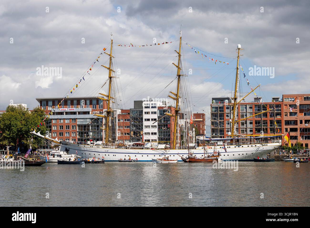 Die Gorch Fock, das Segelschulschiff der Deutschen Marine, vertäute im Hafen von Ij während der Segel Amsterdam, 21. August 2025, Niederlande. Die Sail Amst Stockfoto