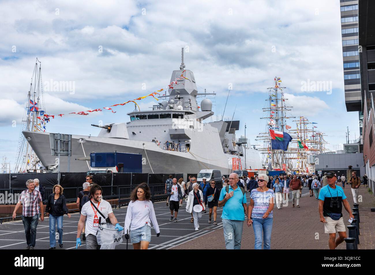 Die Fregatte Evertsen (Identifikation: F805) der Royal Dutch Navy vertäute im Hafen von Ij während der Segel Amsterdam, 21. August 2025, Niederlande. Die Stockfoto