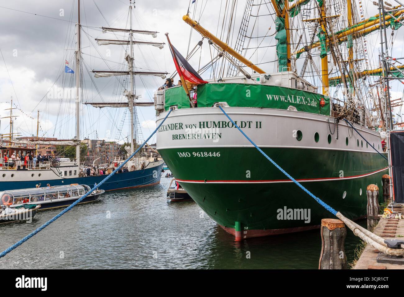 Die Dreimastbarke Alexander von Humboldt II. Vertäute im Hafen von Ij während der Segel Amsterdam, 21. August 2025, Niederlande. Das Segel Amsterdam ist Stockfoto