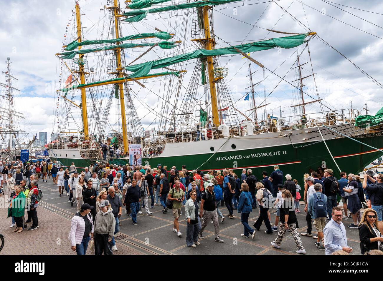 Die Dreimastbarke Alexander von Humboldt II. Vertäute im Hafen von Ij während der Segel Amsterdam, 21. August 2025, Niederlande. Das Segel Amsterdam ist Stockfoto
