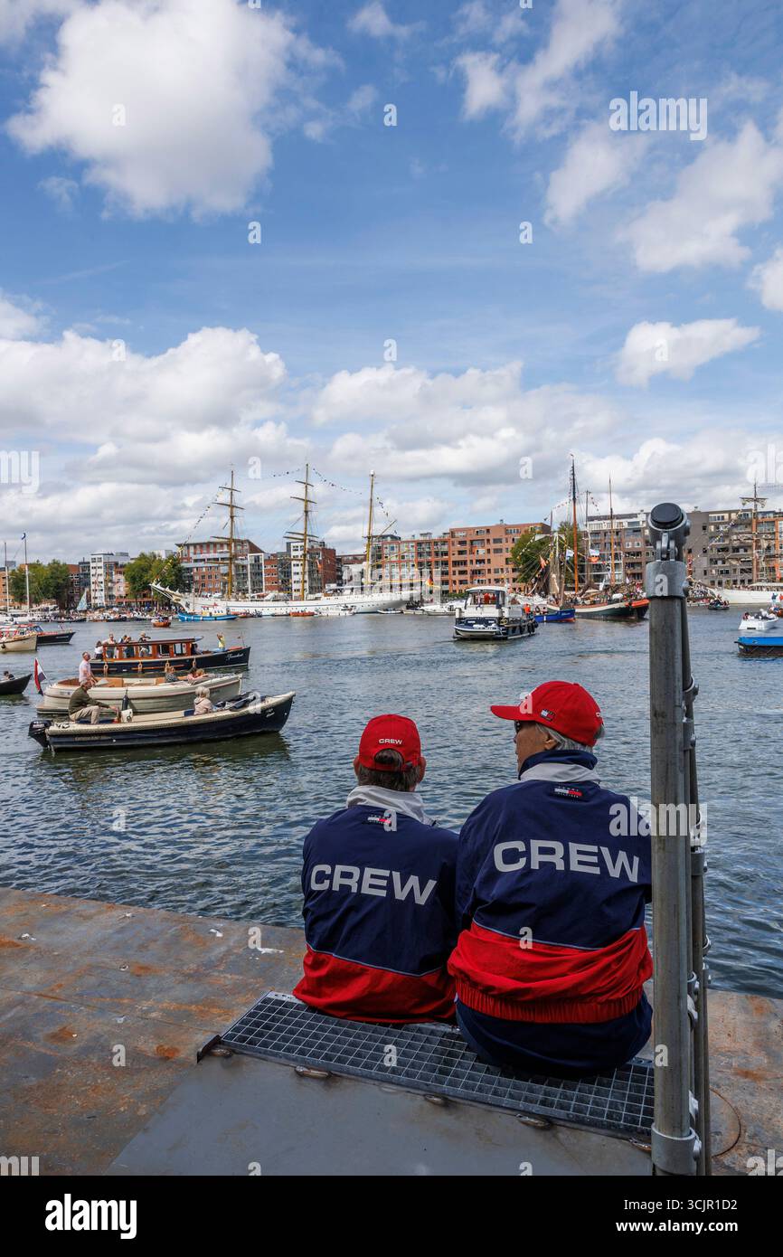 Schiffe im Hafen IJ während der Segel Amsterdam, 21. August 2025, Niederlande. Die Sail Amsterdam ist ein großes Schiff und historische Schiffe, die sich in Amsterdam treffen Stockfoto