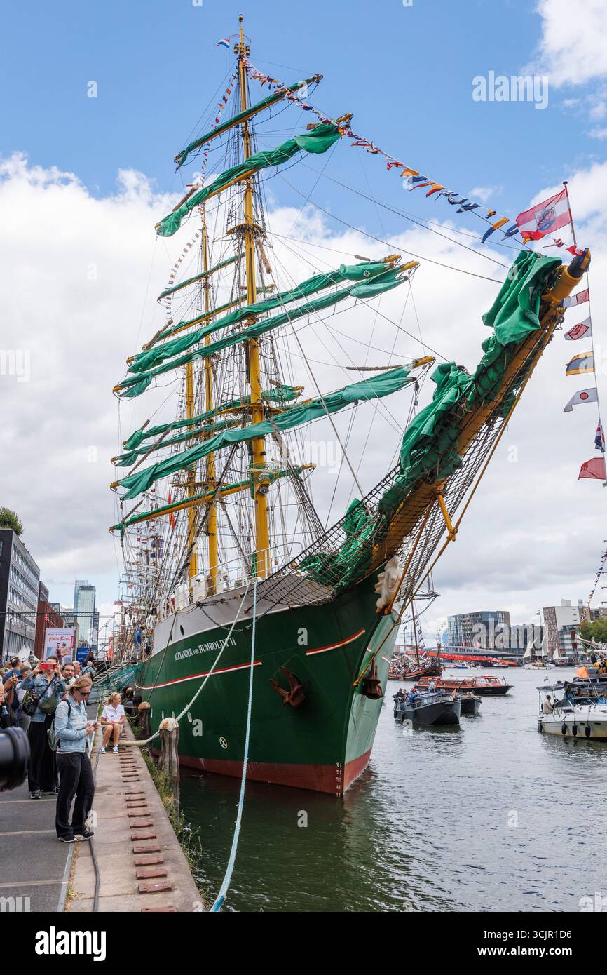 Die Dreimastbarke Alexander von Humboldt II. Vertäute im Hafen von Ij während der Segel Amsterdam, 21. August 2025, Niederlande. Das Segel Amsterdam ist Stockfoto