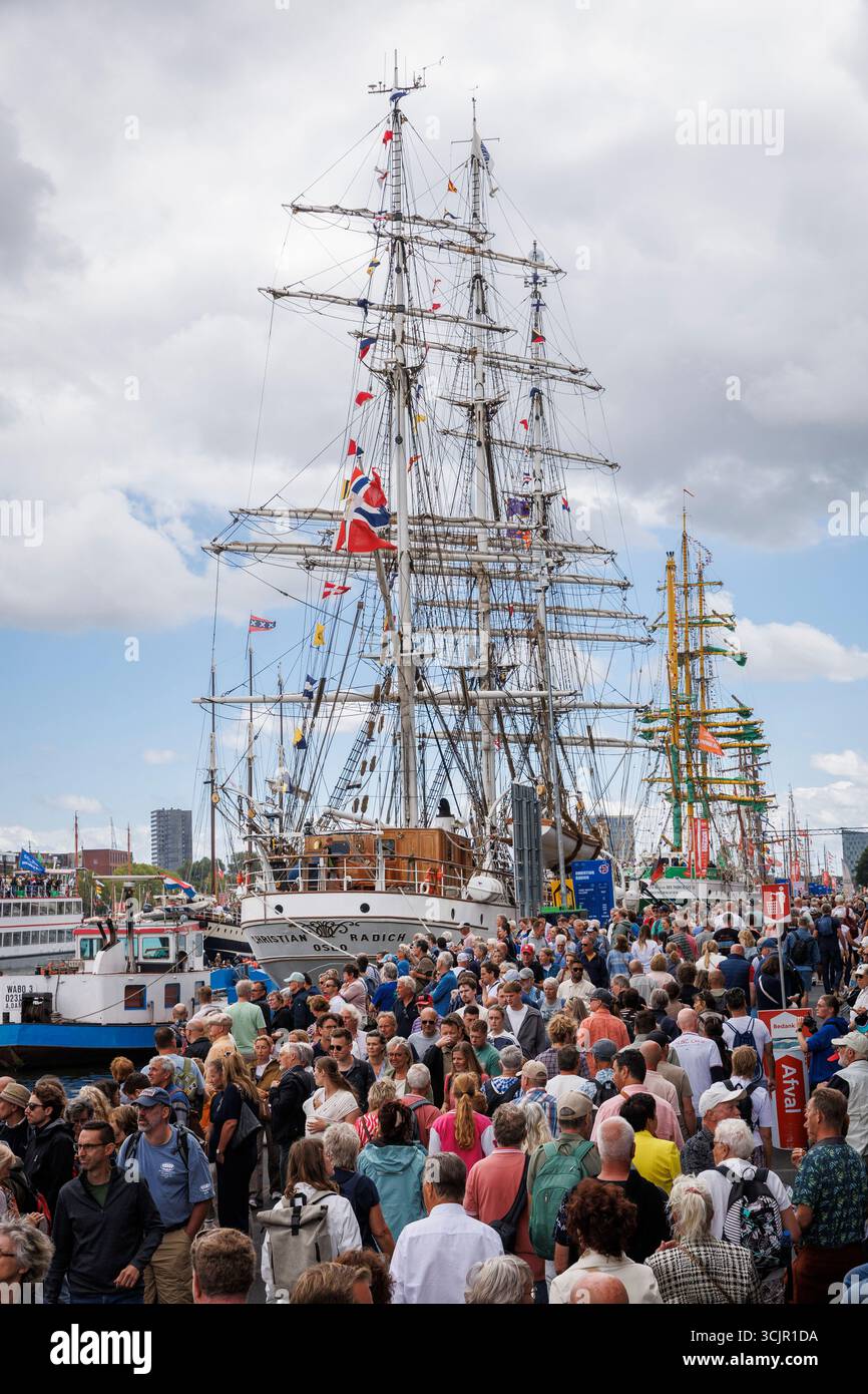 Große Schiffe, die während der Sail Amsterdam, 21. August 2025, Niederlande, im Hafen von Ij ankerten. Die Sail Amsterdam ist ein großes Schiff und historische Schiffe Meetin Stockfoto