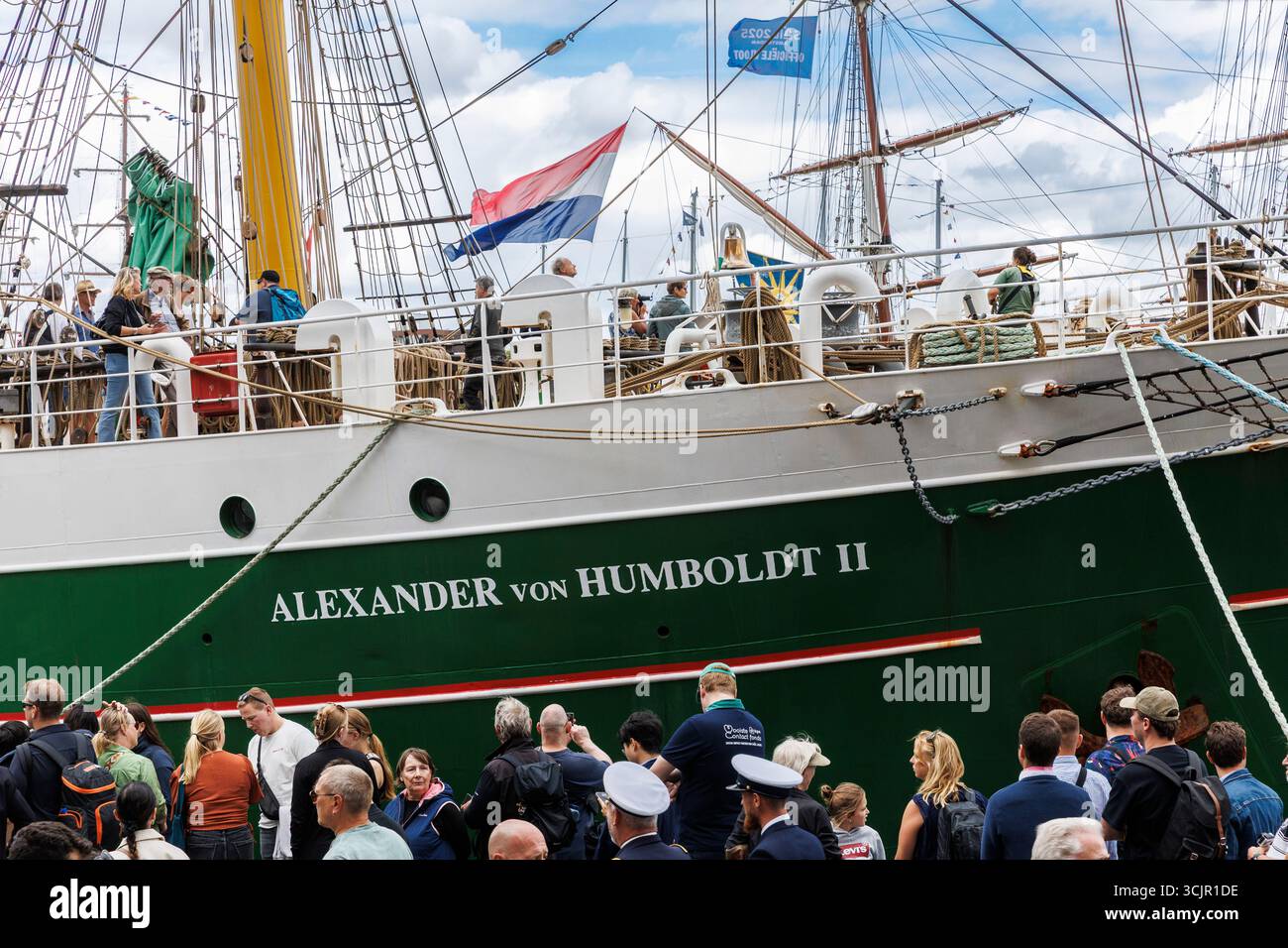 Die Dreimastbarke Alexander von Humboldt II. Vertäute im Hafen von Ij während der Segel Amsterdam, 21. August 2025, Niederlande. Das Segel Amsterdam ist Stockfoto