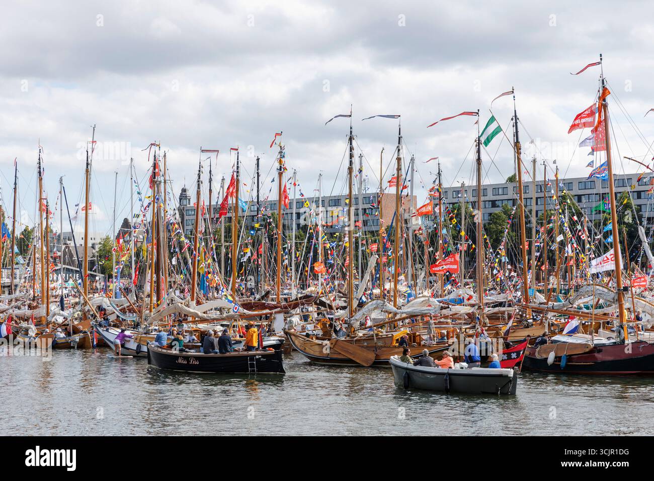 Schiffe, die während der Sail Amsterdam, 21. August 2025, Niederlande, im Hafen von Ij vor Anker gebracht wurden. Die Sail Amsterdam ist ein großes Schiff und historische Schiffe treffen sich in Stockfoto