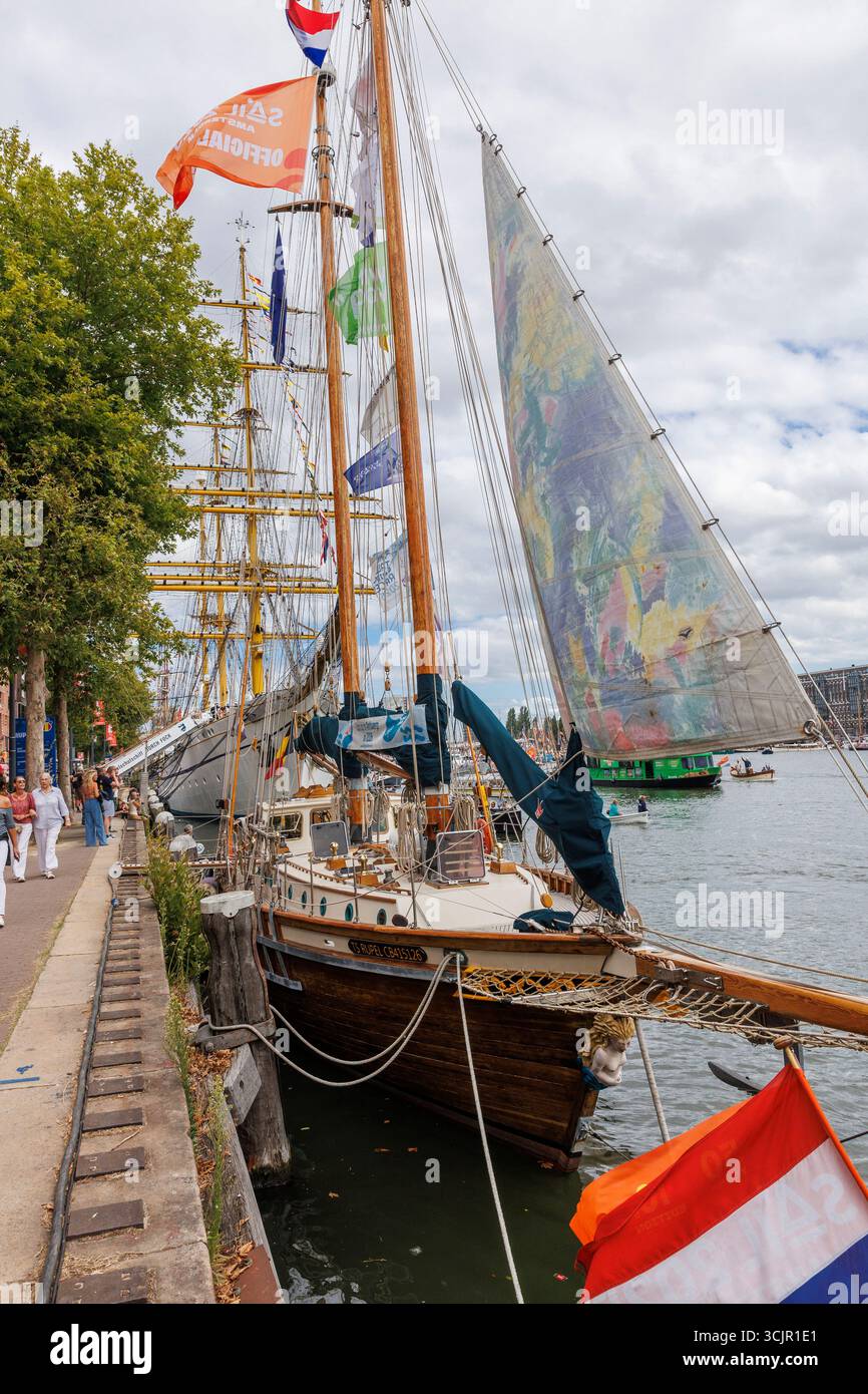 Der Gaff-Schoner TS Rupel vertäute im Hafen von Ij während der Segel Amsterdam, 21. August 2025, Niederlande. Die Sail Amsterdam ist ein großes Schiff und histori Stockfoto