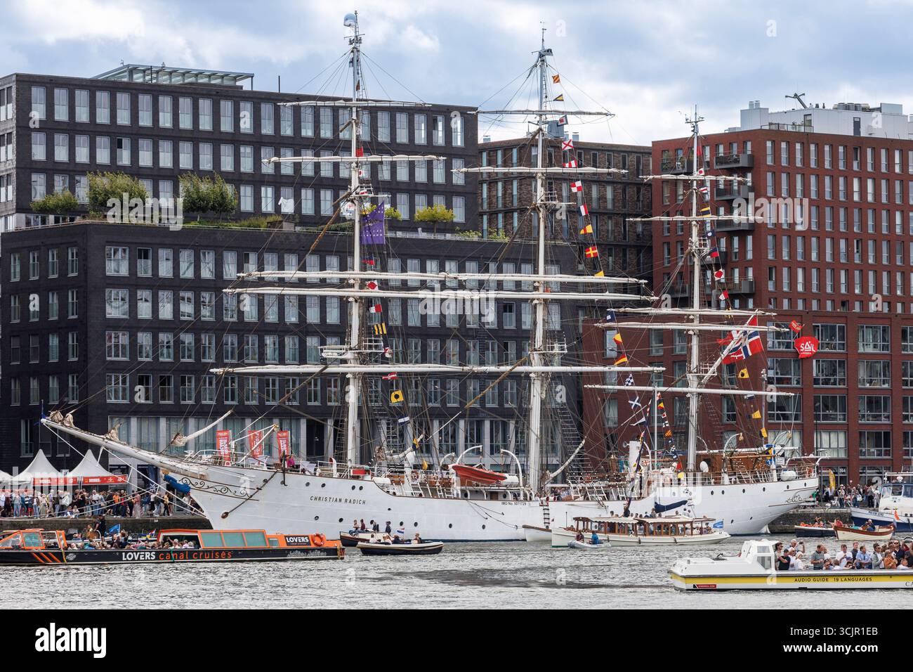 Das Großschiff Christian Radich vertäute im Hafen von Ij während der Segel Amsterdam, 21. August 2025, Niederlande. Die Sail Amsterdam ist ein großes Schiff und seine Stockfoto