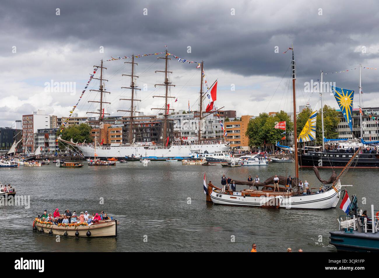 Die BAP Unión, Segelschulschiff der peruanischen Marine, vertäut im Hafen von Ij während der Segel Amsterdam, 21. August 2025, Niederlande. Die Segel Amsterd Stockfoto
