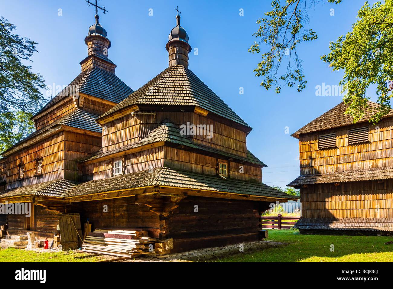 Wunderschöne alte orthodoxe Holzkirche im Dorf Gorajec, Region Subkarpaten, Polen Stockfoto