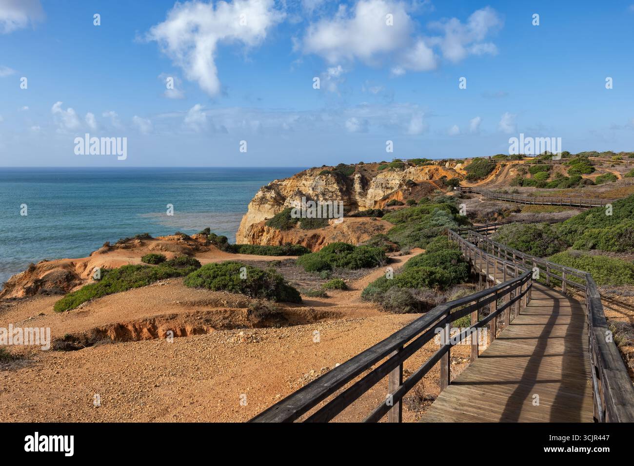 Küstenlandschaft der Algarve mit Holzweg entlang des Atlantischen Ozeans in Lagos, Portugal. Stockfoto