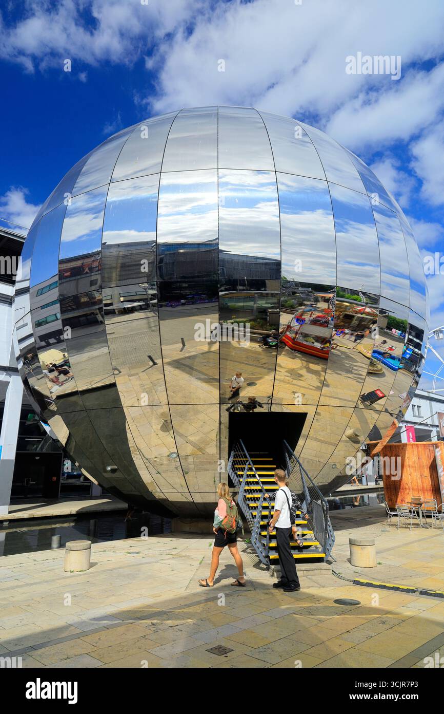 Eingang zum Planetarium, Millennium Square, Bristol, England. Stockfoto