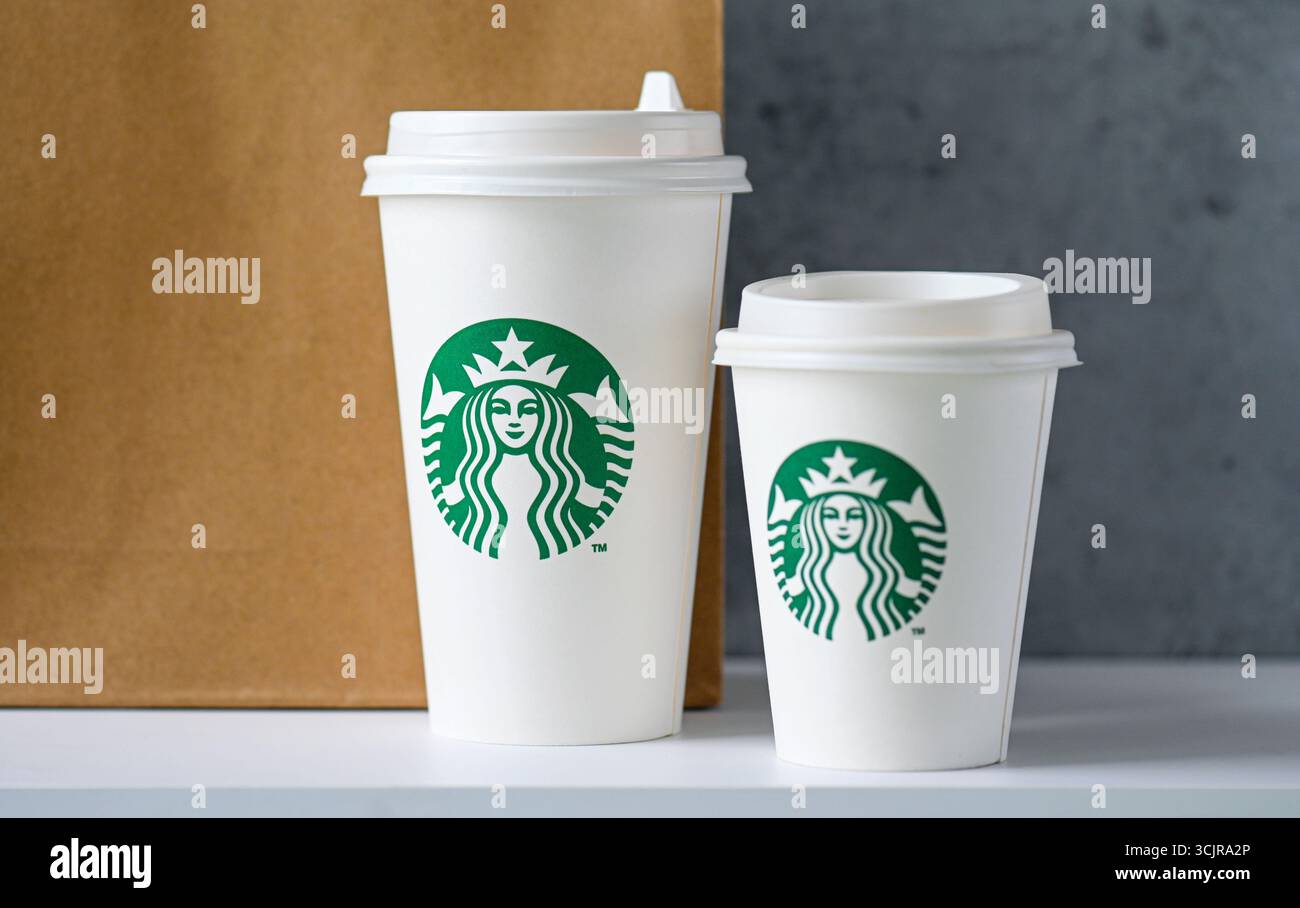 BERLIN - 16. August: Starbucks Pappbecher mit Logo auf einem Tisch in Berlin am 16. August. 2025, Deutschland Stockfoto