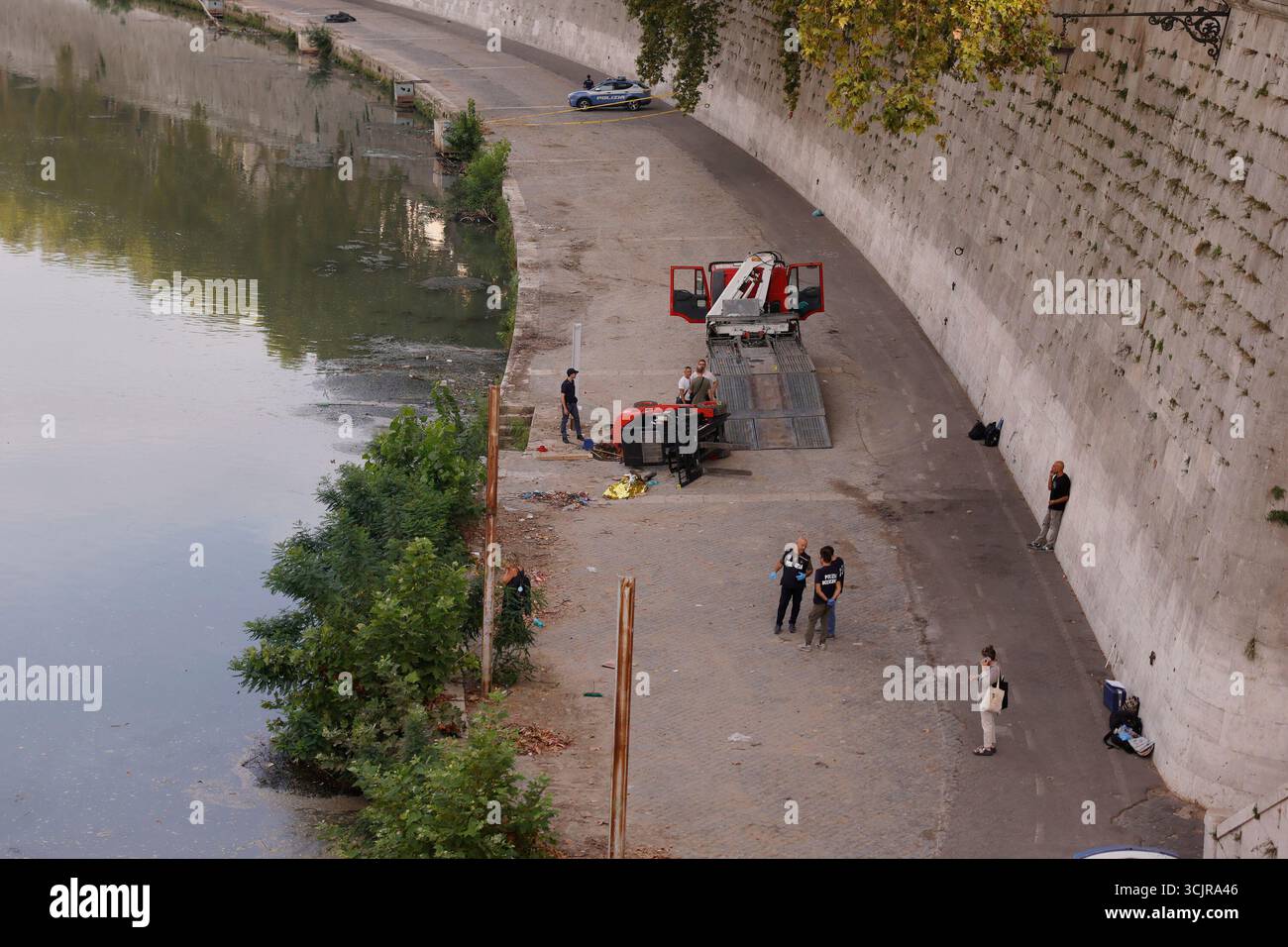 Roma, Italien. September 2025. Incidente sul lavoro lungo la sponda del Tevere: un operaio muore schiacciato dal montacarichi dopo aver smantellato le strutture estive sulle banchine Ñ RomaÑItalia ÑLuned“ 08 Settembre 2025 - Cronaca - (foto di Cecilia Fabiano/ Credit: LaPresse/Alamy Live News Stockfoto
