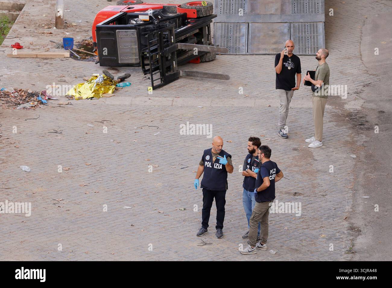 Roma, Italien. September 2025. Incidente sul lavoro lungo la sponda del Tevere: un operaio muore schiacciato dal montacarichi dopo aver smantellato le strutture estive sulle banchine Ñ RomaÑItalia ÑLuned“ 08 Settembre 2025 - Cronaca - (foto di Cecilia Fabiano/ Credit: LaPresse/Alamy Live News Stockfoto