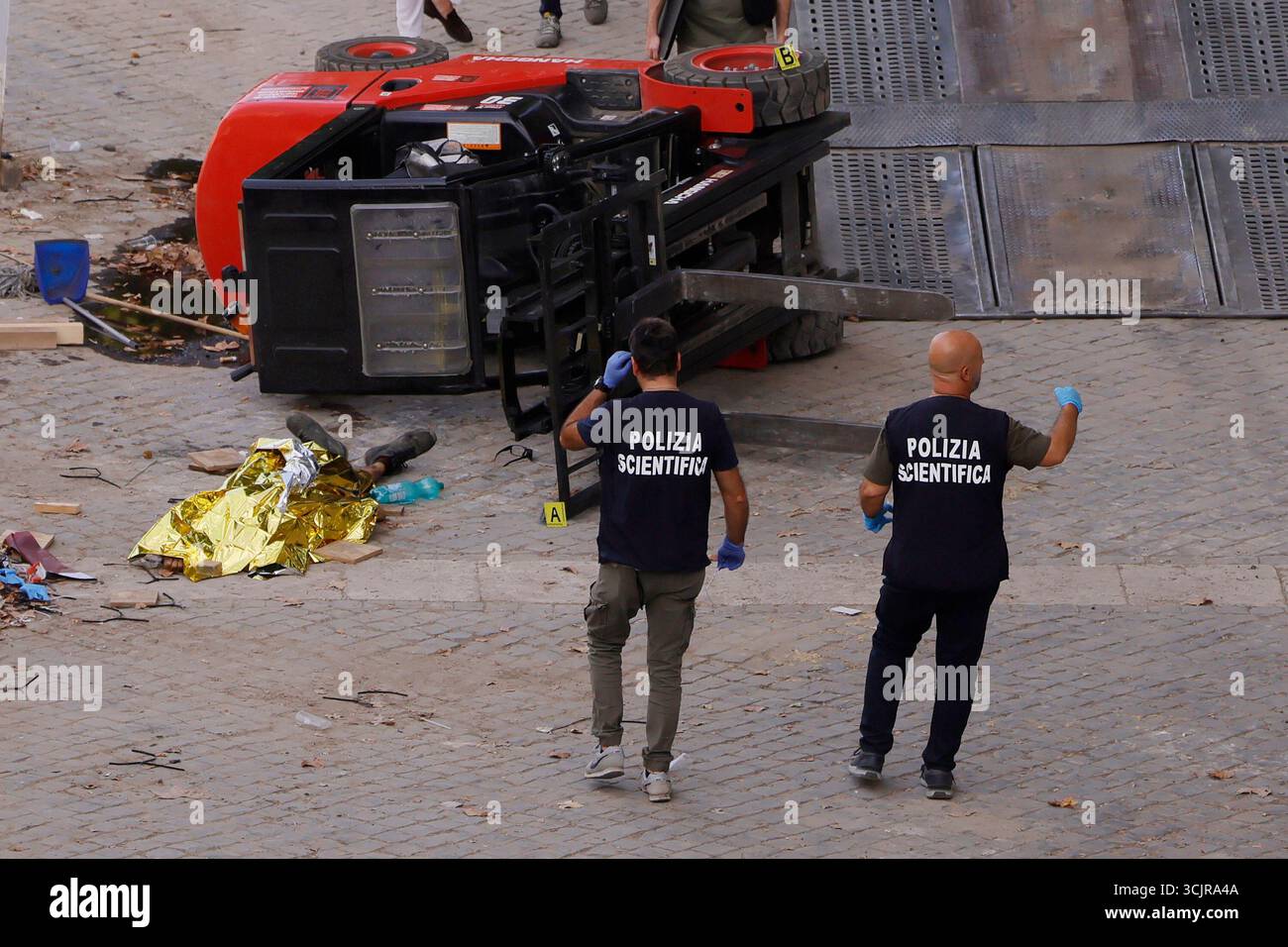 Roma, Italien. September 2025. Incidente sul lavoro lungo la sponda del Tevere: un operaio muore schiacciato dal montacarichi dopo aver smantellato le strutture estive sulle banchine Ñ RomaÑItalia ÑLuned“ 08 Settembre 2025 - Cronaca - (foto di Cecilia Fabiano/ Credit: LaPresse/Alamy Live News Stockfoto