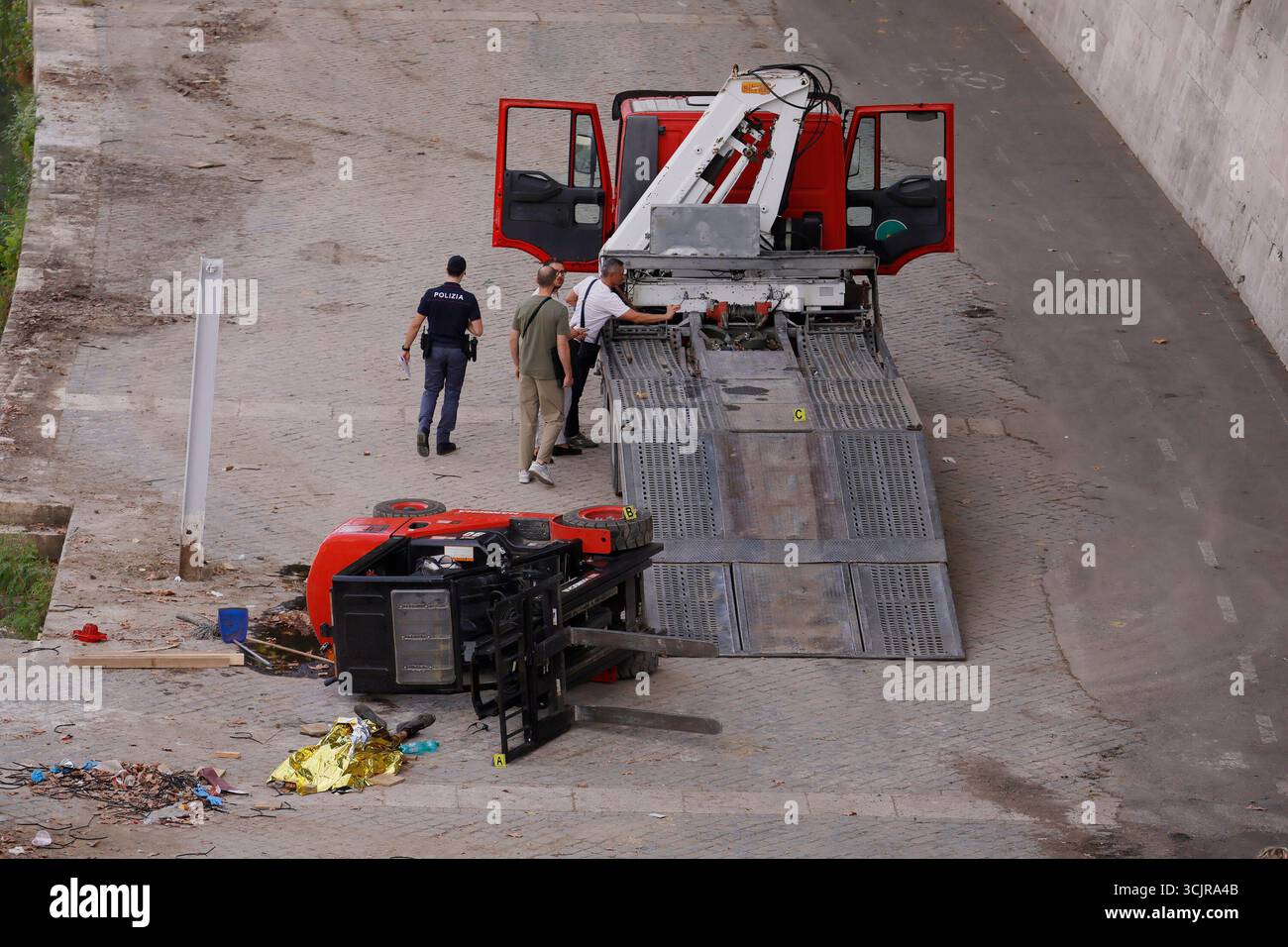 Roma, Italien. September 2025. Incidente sul lavoro lungo la sponda del Tevere: un operaio muore schiacciato dal montacarichi dopo aver smantellato le strutture estive sulle banchine Ñ RomaÑItalia ÑLuned“ 08 Settembre 2025 - Cronaca - (foto di Cecilia Fabiano/ Credit: LaPresse/Alamy Live News Stockfoto