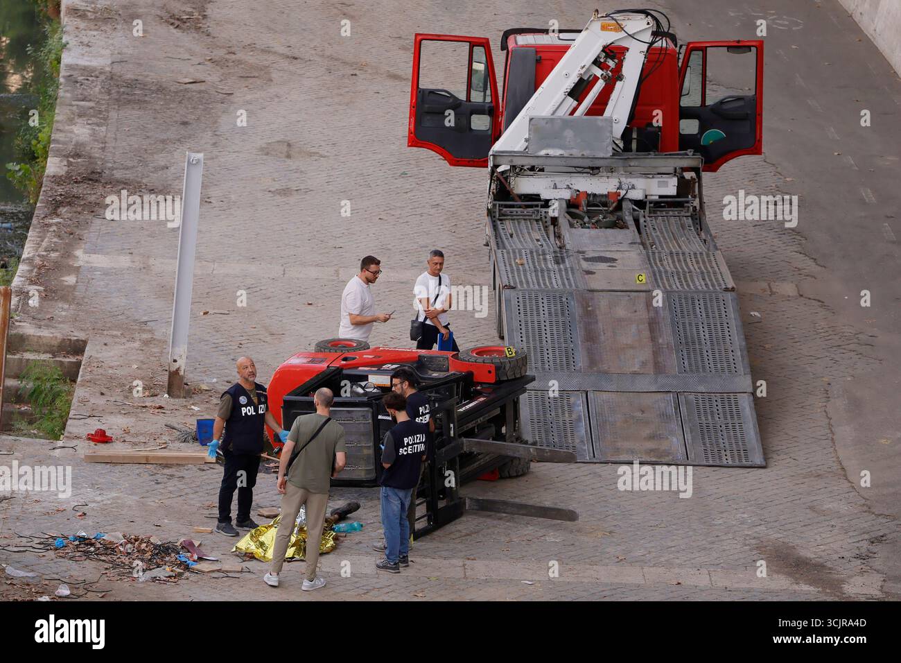 Roma, Italien. September 2025. Incidente sul lavoro lungo la sponda del Tevere: un operaio muore schiacciato dal montacarichi dopo aver smantellato le strutture estive sulle banchine Ñ RomaÑItalia ÑLuned“ 08 Settembre 2025 - Cronaca - (foto di Cecilia Fabiano/ Credit: LaPresse/Alamy Live News Stockfoto