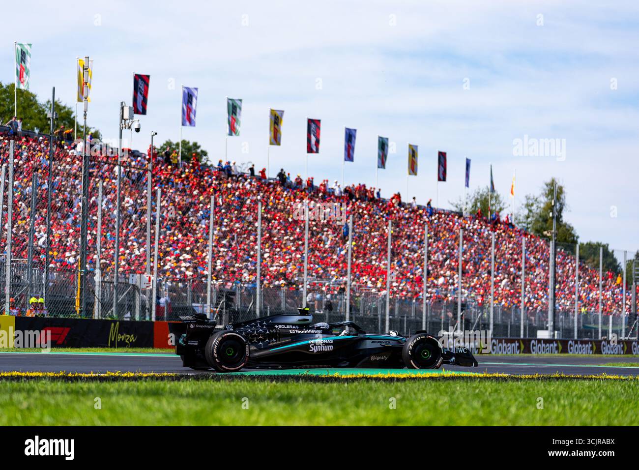 Monza, Italien. September 2025. Andrea Kimi Antonelli, italienischer Fahrer des Mercedes-AMG PETRONAS F1 Teams, während des Formel 1 Grand Prix 2025 in Italien. (Foto: Luca Martini/SOPA Images/SIPA USA) Credit: SIPA USA/Alamy Live News Stockfoto