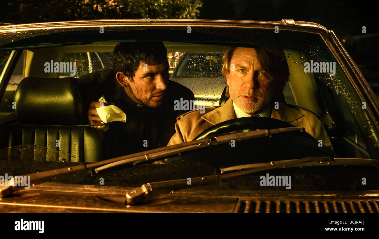 Wake Up Dead man (2025) von Rian Johnson mit Daniel Craig und Josh O’Connor. Benoit Blanc kehrt in diesem „Knives Out Mystery“ für seinen bisher gefährlichsten Fall zurück, in dem er einen Mord in einer katholischen Gemeinde im Norden von New York aufklärt und dabei Glauben, Gemeindegeheimnisse und gefährliche Ambitionen gegenüberstellt. Werbung NUR REDAKTIONELLE VERWENDUNG. Kredit: BFA/Netflix Stockfoto