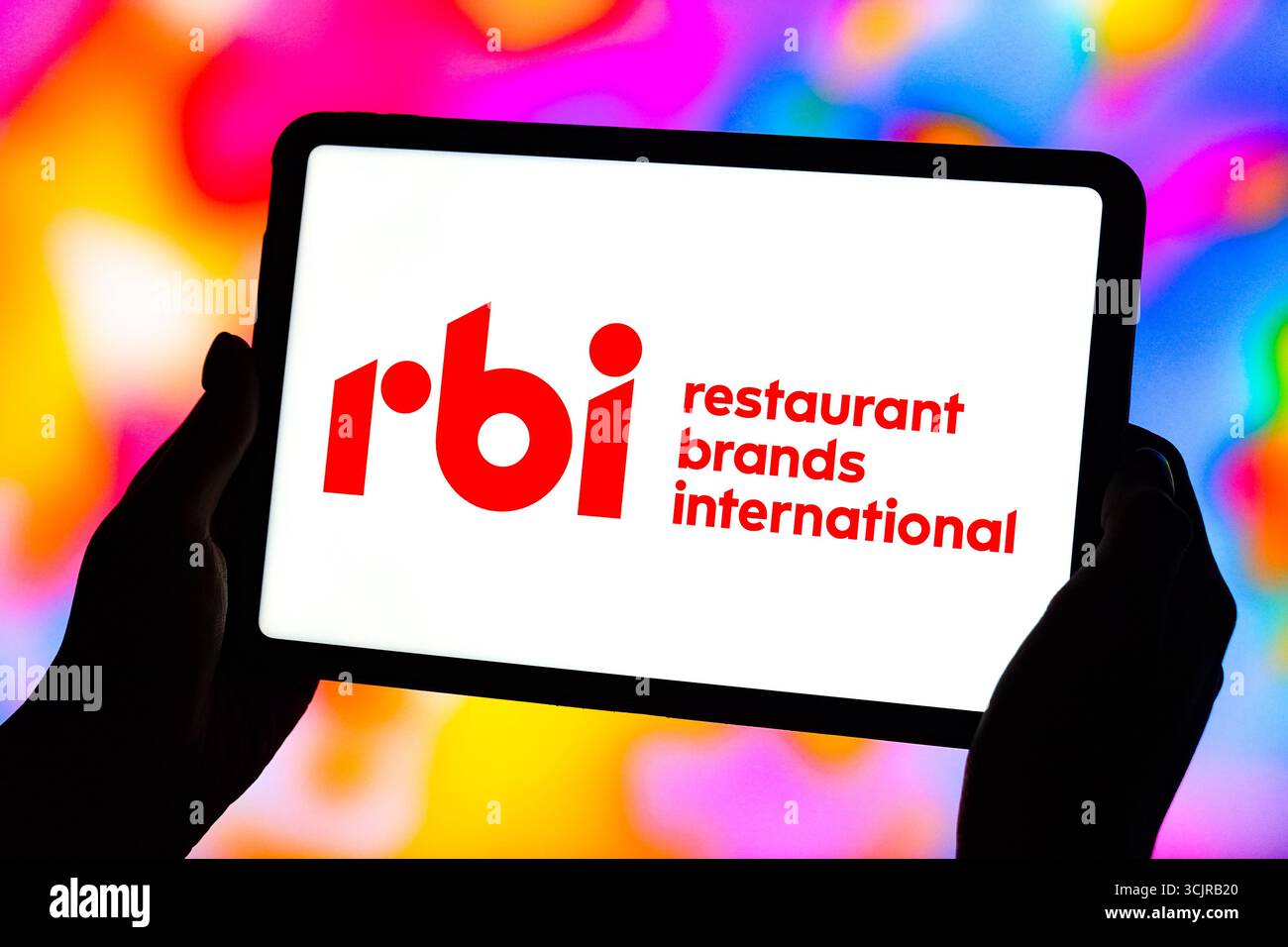 China. September 2025. In dieser Abbildung ist das Logo von Restaurant Brands International auf dem Bildschirm eines Tablets zu sehen. (Foto: Sheldon Cooper/SOPA Images/SIPA USA) *** ausschließlich für redaktionelle Nachrichten *** Credit: SIPA USA/Alamy Live News Stockfoto
