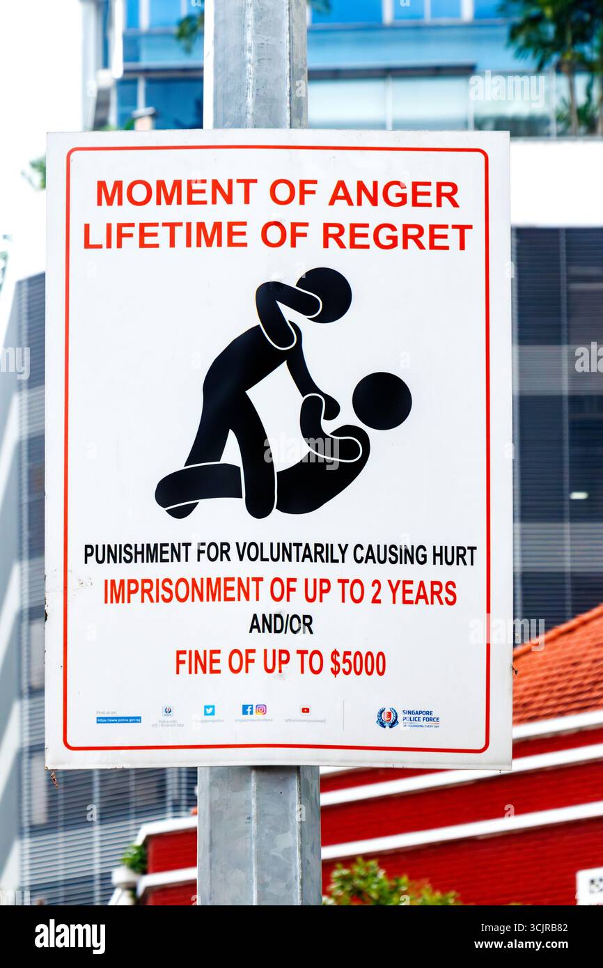 Ein öffentliches Warnschild, das vor Gewalt warnt und die rechtlichen Folgen einer Schädigung durch Geldstrafen oder Freiheitsstrafen in singapur-asien hervorhebt Stockfoto