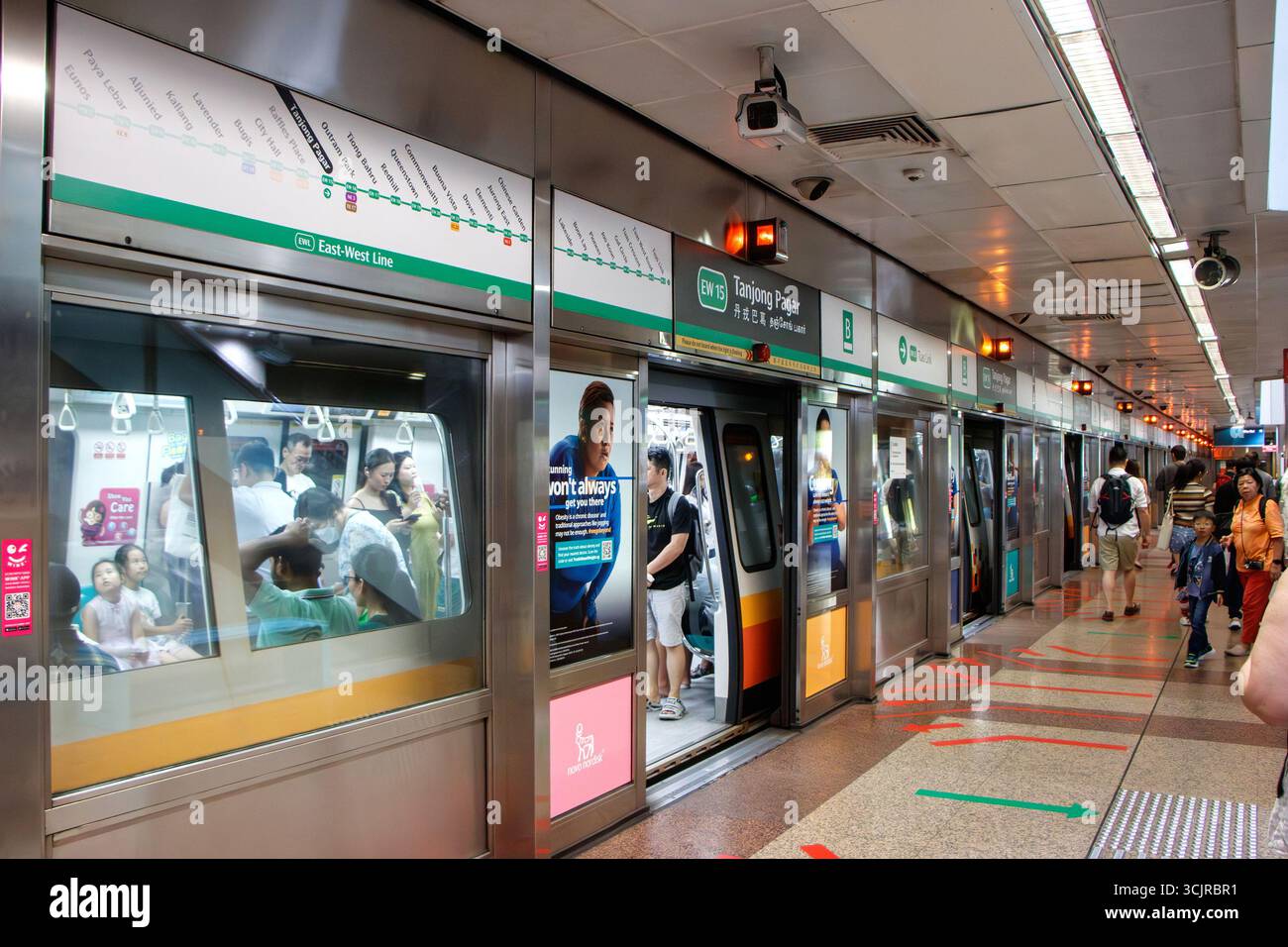 Überfüllter Bahnsteig des tanjong Pagar MRT Bahnhofs mit Passagieren, die an einem geschäftigen städtischen Transitknoten singapur asien in die U-Bahn steigen und aus der U-Bahn steigen Stockfoto