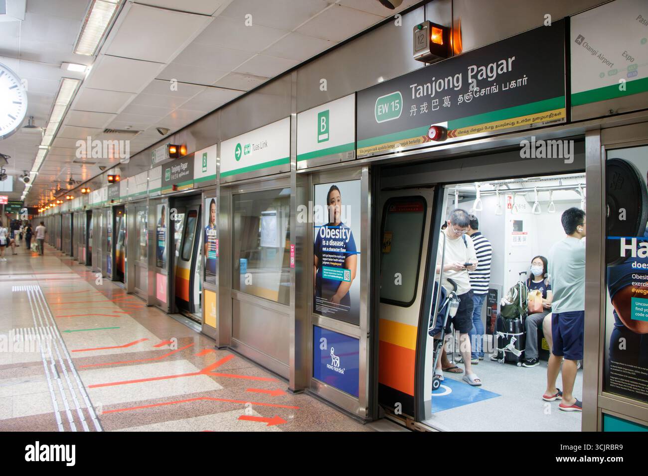 Überfüllter Bahnsteig des tanjong Pagar MRT Bahnhofs mit Passagieren, die an einem geschäftigen städtischen Transitknoten singapur asien in die U-Bahn steigen und aus der U-Bahn steigen Stockfoto