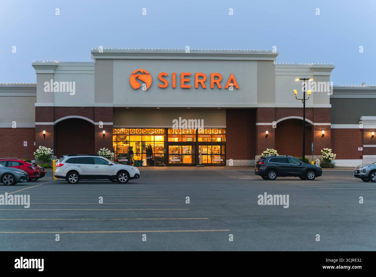 New Hartford, NY - 4. August 2025: View of Sierra, ehemals Sierra Trading Post, ist ein außerpreislicher Einzelhändler, der im Besitz der TJX Companies ist und mit einem Rabatt verkauft wird Stockfoto