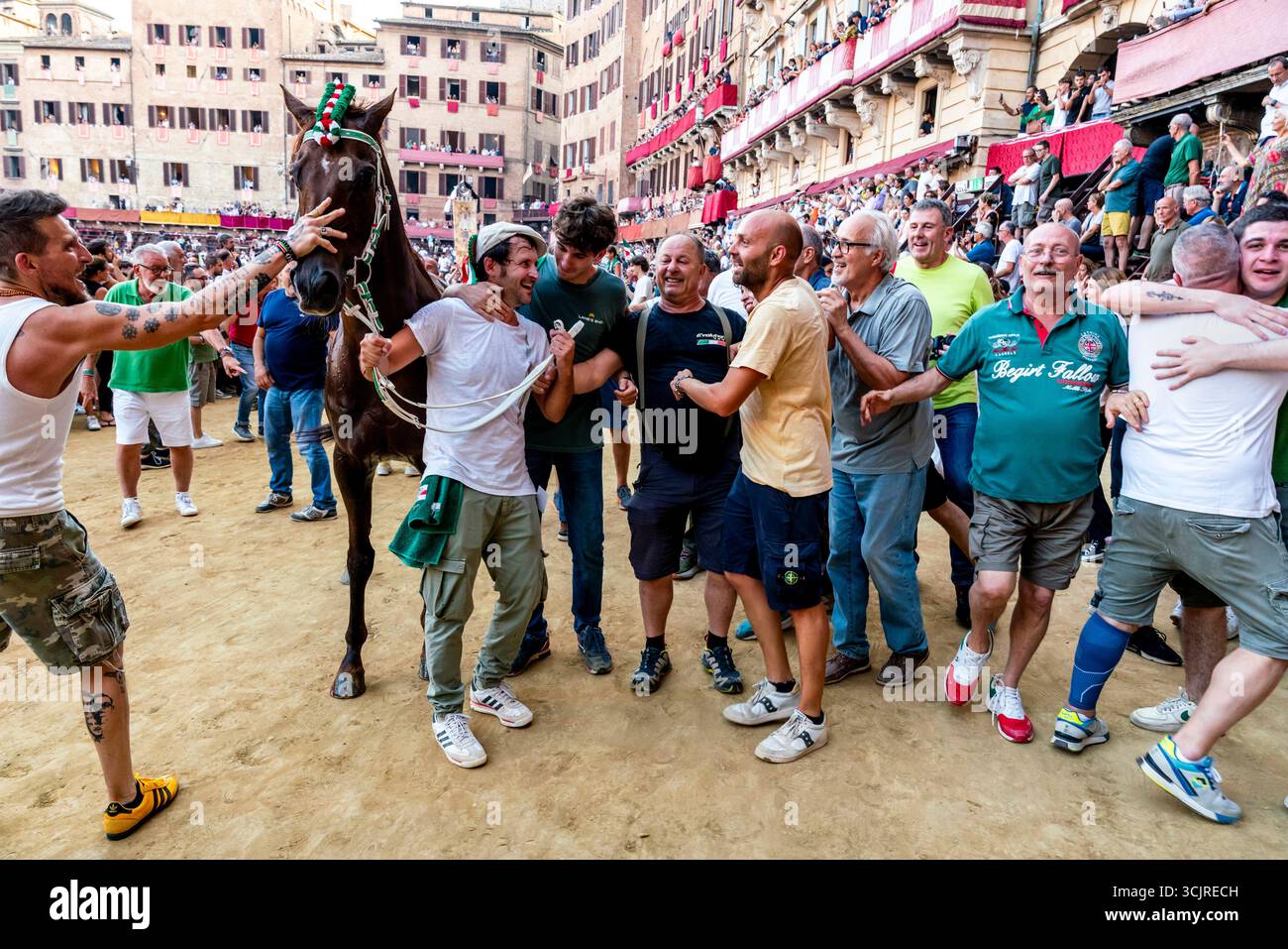 Die Siegreichen Oca (Goose) Contrada Feiern Mit Ihrem Pferd Auf Der Piazza Del Campo, Nachdem Sie Den Palio, Den Palio, Siena, Toskana, Italien Gewonnen Haben. Stockfoto
