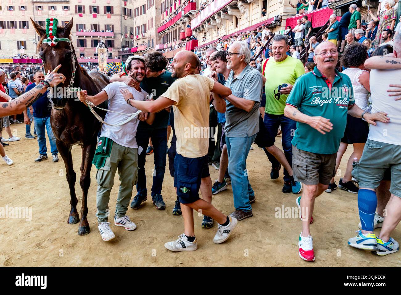 Die Siegreichen Oca (Goose) Contrada Feiern Mit Ihrem Pferd Auf Der Piazza Del Campo, Nachdem Sie Den Palio, Den Palio, Siena, Toskana, Italien Gewonnen Haben. Stockfoto