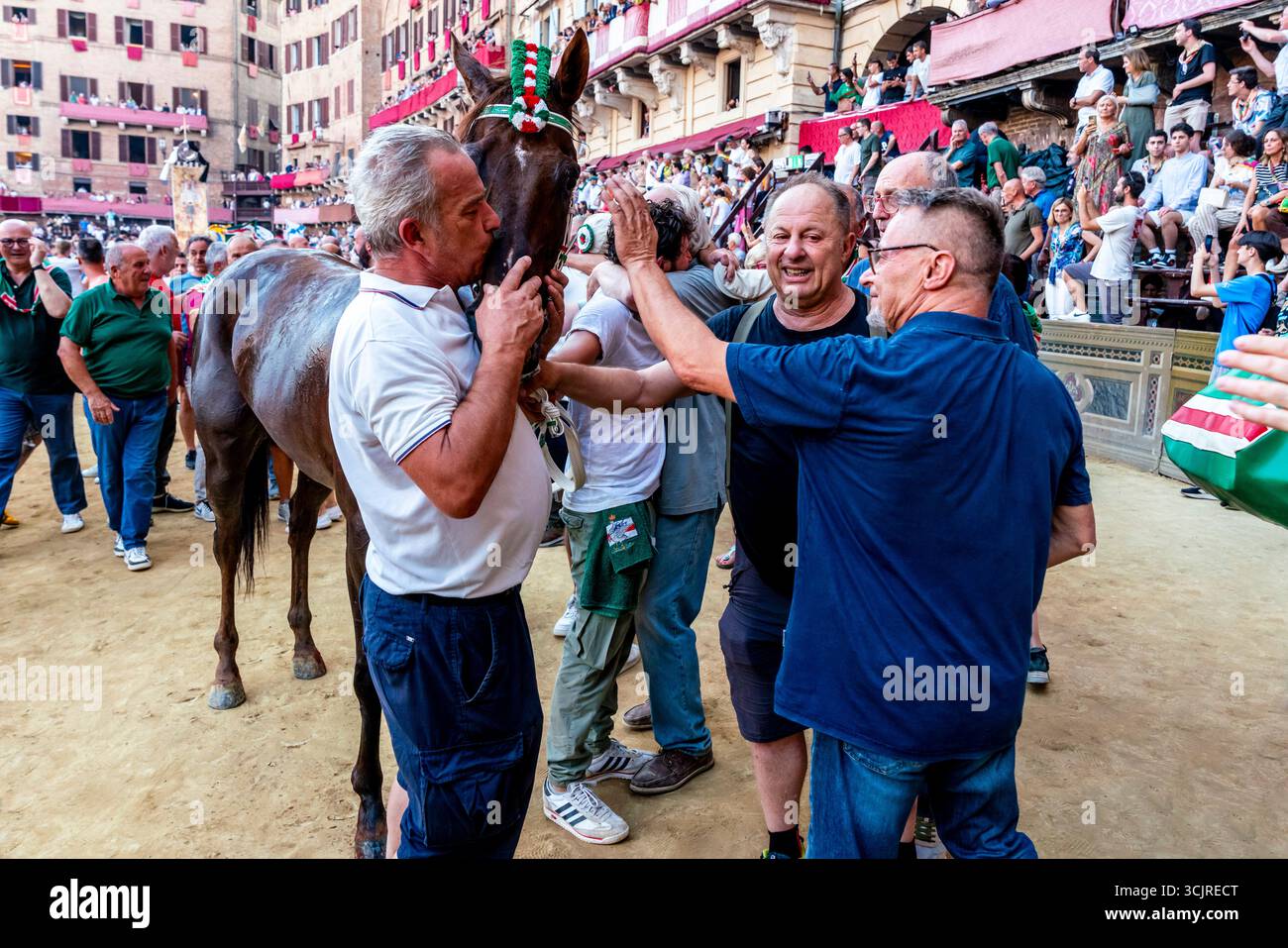 Die Siegreichen Oca (Goose) Contrada Feiern Mit Ihrem Pferd Auf Der Piazza Del Campo, Nachdem Sie Den Palio, Den Palio, Siena, Toskana, Italien Gewonnen Haben. Stockfoto