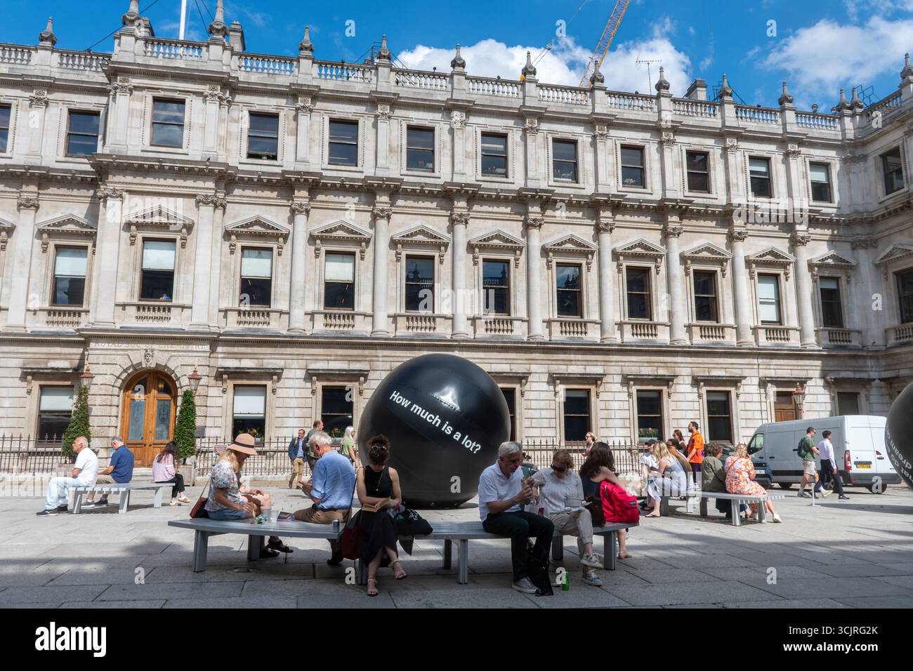 Die Royal Academy of Arts in London, England, Großbritannien, Außenansicht während der jährlichen Sommerausstellung 2025 mit aufblasbaren Kugeln Kunstwerk von Ryan Gander Stockfoto