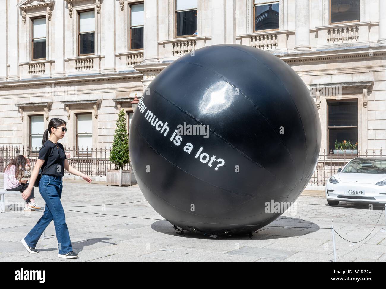Die Royal Academy of Arts in London, England, Großbritannien, Außenansicht während der jährlichen Sommerausstellung 2025 mit aufblasbaren Kugeln Kunstwerk von Ryan Gander Stockfoto