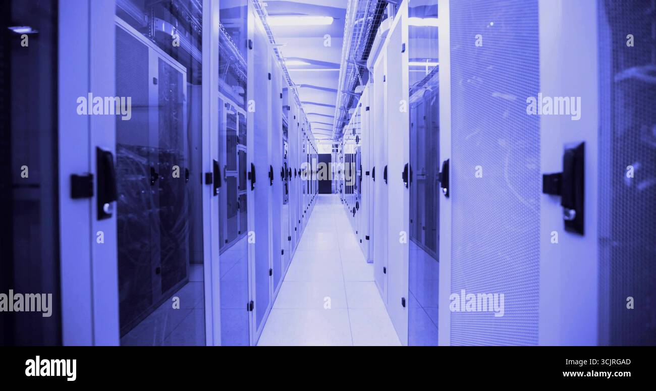 Beleuchteter Gang zur Hervorhebung von Serverschränken im Korridor des Rechenzentrums mit reflektierendem Fliesenboden Stockfoto