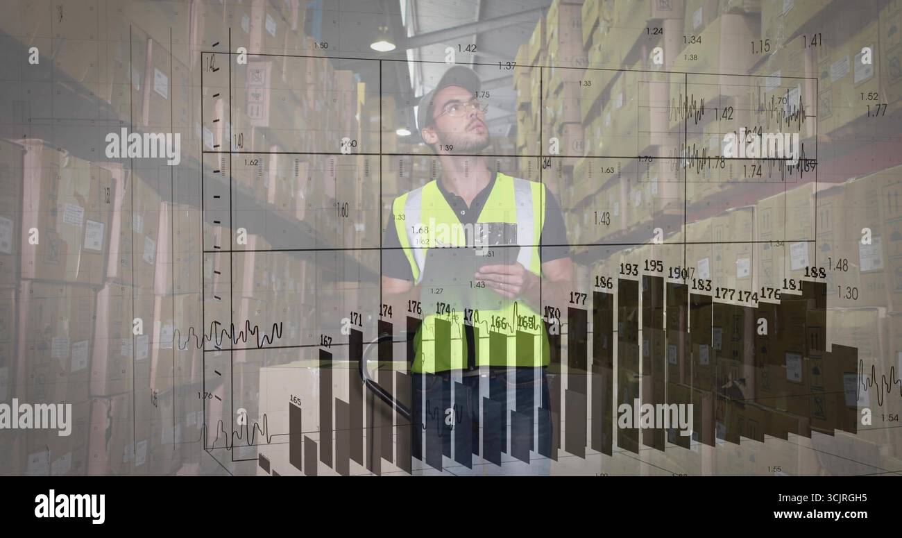 Inspektion des Mitarbeiters, der im Gang des Lagers eine Schutzweste trägt und ein Tablett mit Diagrammen hält Stockfoto