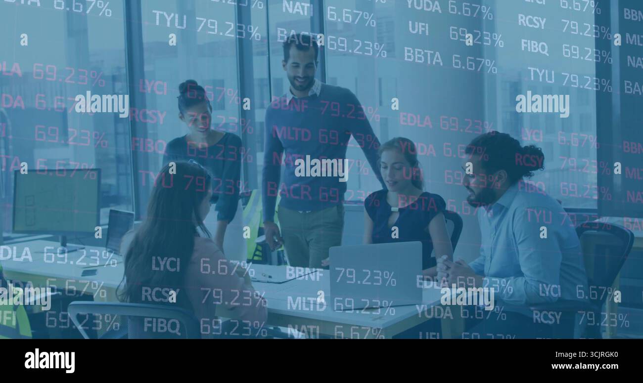 Führen von Gesprächskollegen in Business-Freizeitkleidung, die Daten im Sitzungssaal mit Laptop analysieren Stockfoto