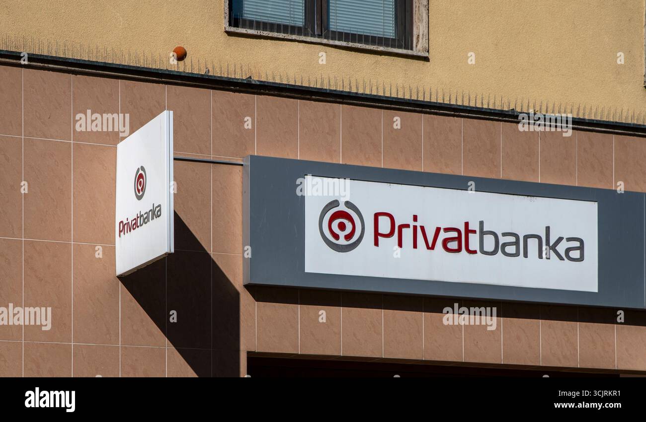 Nitra, Slowakei - 22. September 2024: Private Bankfiliale in Nitra, Slowakei. Privat Banka konzentriert sich auf Private Banking. Stockfoto