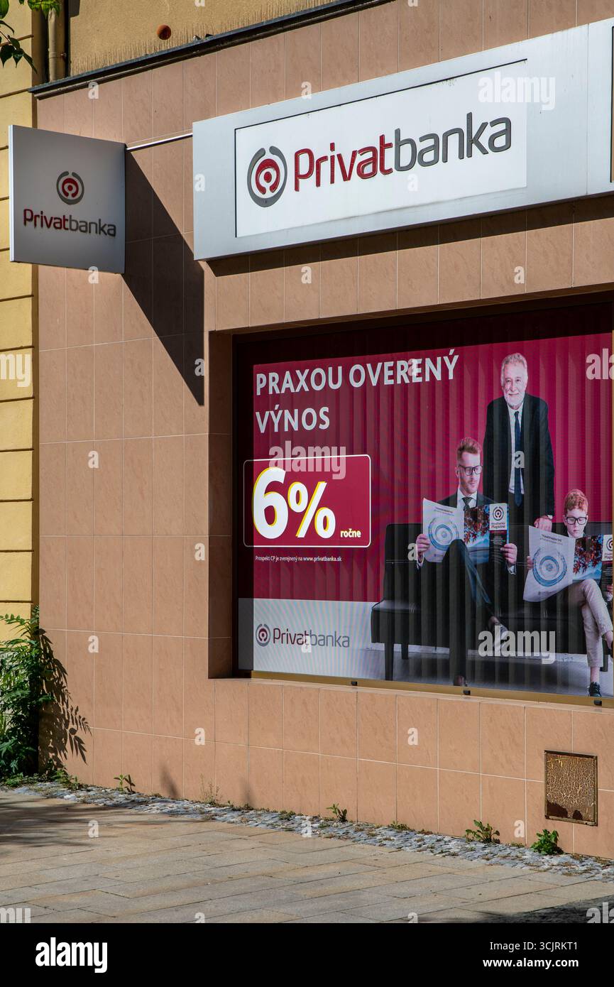 Nitra, Slowakei - 22. September 2024: Private Bankfiliale in Nitra, Slowakei. Privat Banka konzentriert sich auf Private Banking. Stockfoto
