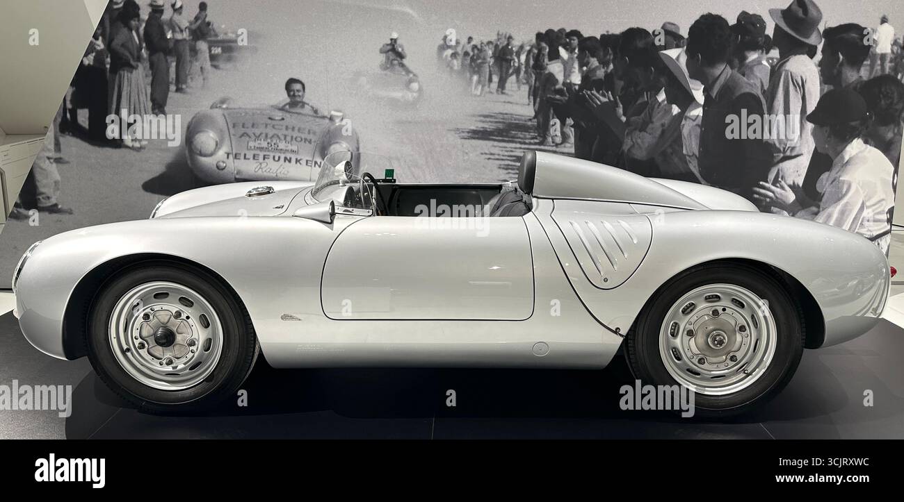 Legendärer Porsche 550 Spyder aus den 1950er Jahren mit Carrera Panamericana-Kulisse im Porsche Museum in Stuttgart. Stockfoto
