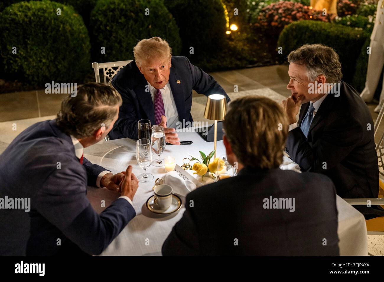 Washington, Usa. September 2025. US-Präsident Donald Trump, plaudert mit Mitgliedern des Kongresses während seiner ersten Veranstaltung im Rose Garden seit der Abdeckung mit Pflastersteinen im Weißen Haus, 5. September 2025 in Washington, D.C., sitzend von links: Rep. Ronny Jackson, R-TX, Sprecher des US-Repräsentantenhauses Mike Johnson, R-LA, Senator Dave McCormick, R-PA und Präsident Trump. Quelle: Daniel Torok/White House Photo/Alamy Live News Stockfoto