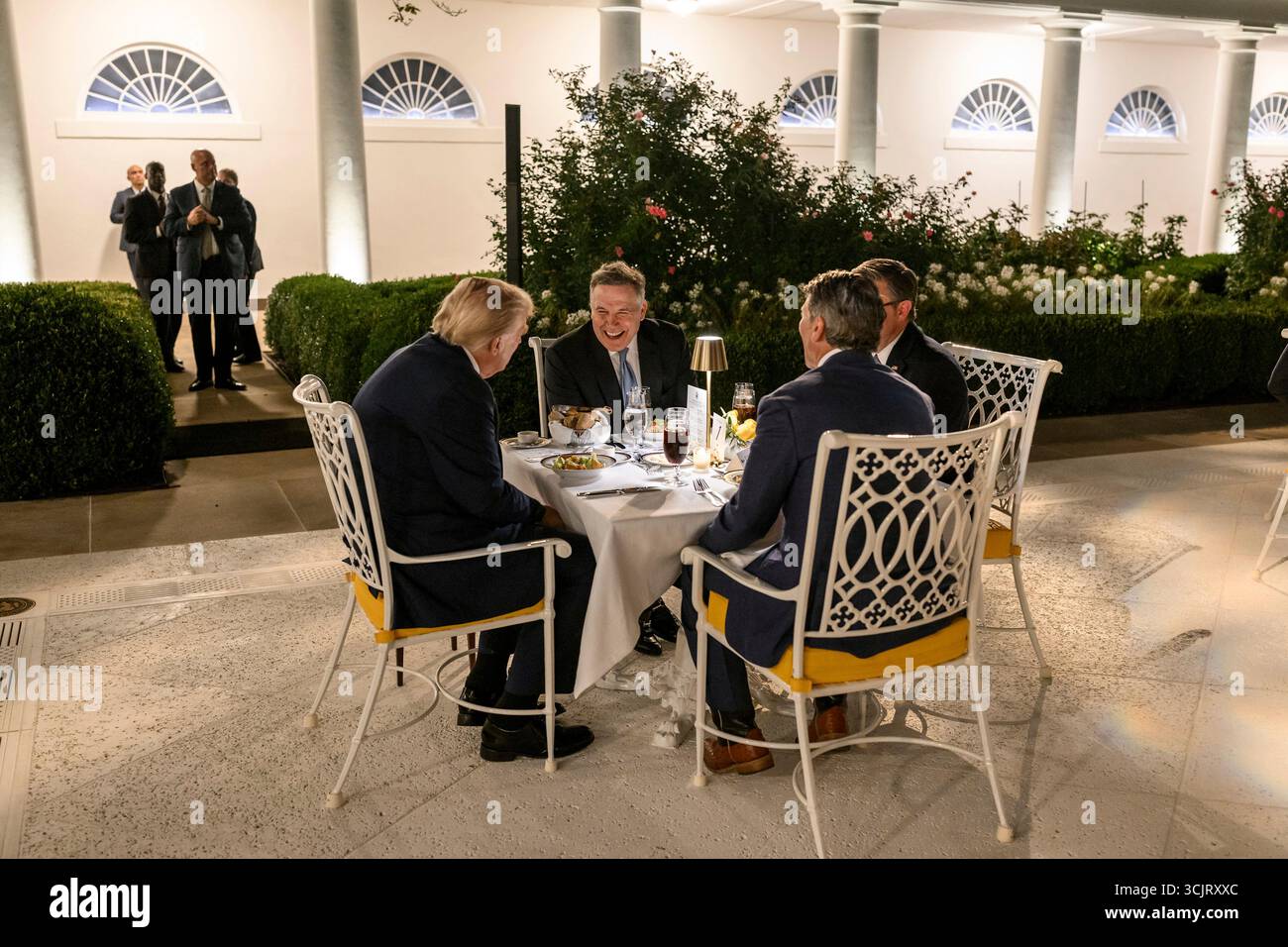 Washington, Usa. September 2025. US-Präsident Donald Trump, links, beherbergt Kongressabgeordnete während seiner ersten Veranstaltung im Rose Garden, seit er es im Weißen Haus mit Pflasterstein bedeckt, am 5. September 2025 in Washington, D.C. sitzend von links: Präsident Trump, Rep. Ronny Jackson, R-TX, House Speaker Mike Johnson, R-LA und Sen. Dave McCormick, R-PA. Quelle: Daniel Torok/White House Photo/Alamy Live News Stockfoto