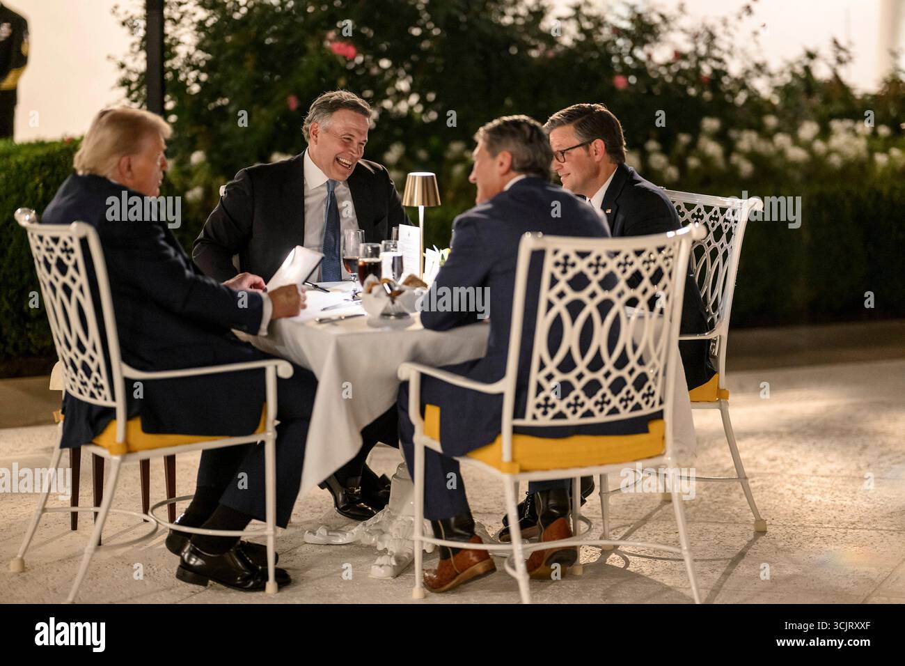 Washington, Usa. September 2025. US-Präsident Donald Trump, links, beherbergt Kongressabgeordnete während seiner ersten Veranstaltung im Rose Garden, seit er es im Weißen Haus mit Pflasterstein bedeckt, am 5. September 2025 in Washington, D.C. sitzend von links: Präsident Trump, Rep. Ronny Jackson, R-TX, House Speaker Mike Johnson, R-LA und Sen. Dave McCormick, R-PA. Quelle: Daniel Torok/White House Photo/Alamy Live News Stockfoto