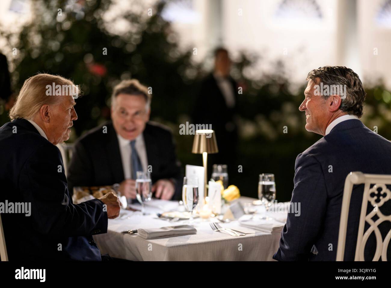 Washington, Usa. September 2025. US-Präsident Donald Trump, links, beherbergt Kongressabgeordnete während seiner ersten Veranstaltung im Rose Garden, seit er es im Weißen Haus mit Pflasterstein bedeckt, am 5. September 2025 in Washington, D.C. sitzend von links: Präsident Trump, Rep. Ronny Jackson, R-TX, und Senator Dave McCormick, R-PA. Quelle: Daniel Torok/White House Photo/Alamy Live News Stockfoto