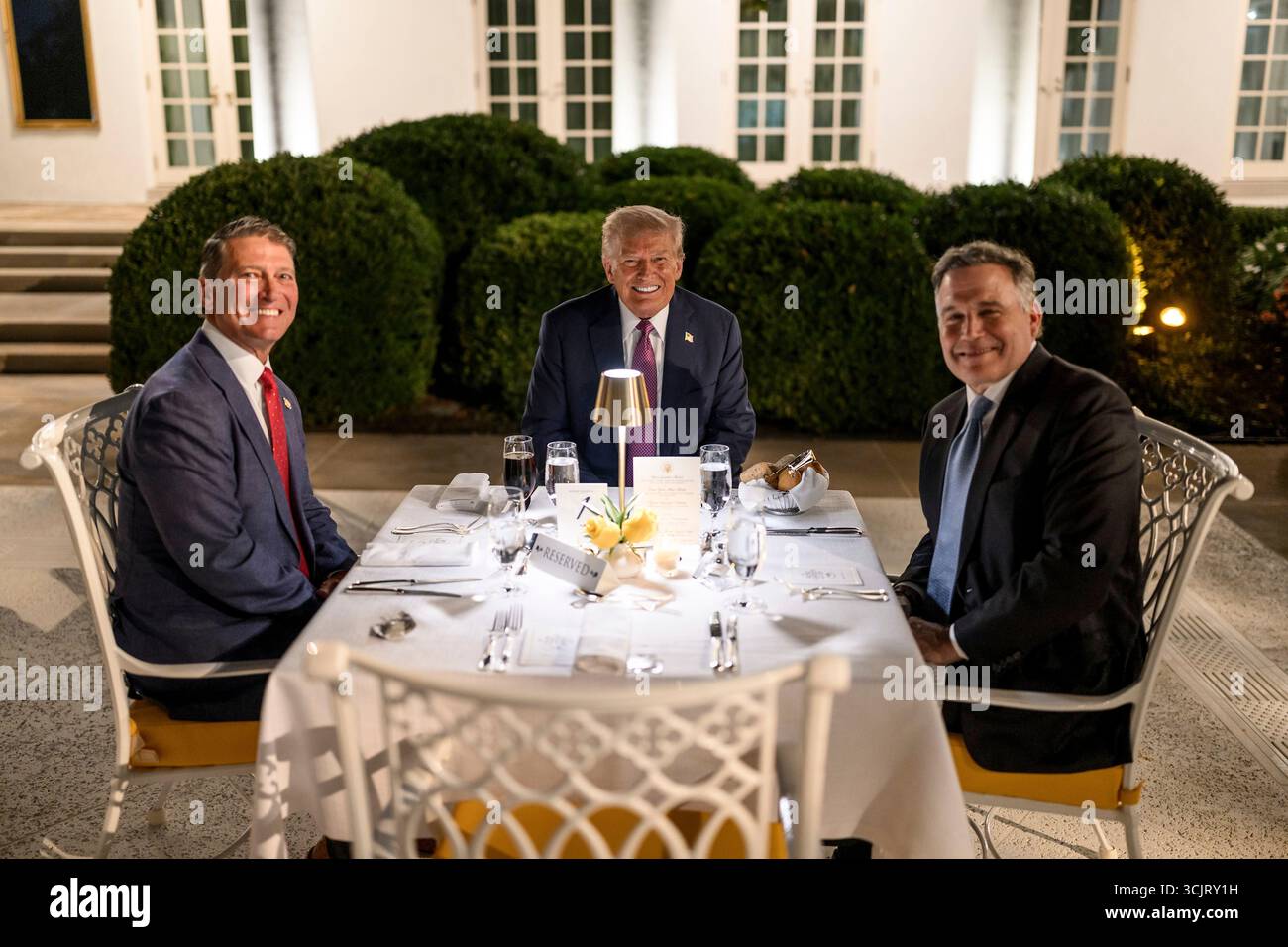 Washington, Usa. September 2025. US-Präsident Donald Trump, Mitte, beherbergt Kongressabgeordnete während seiner ersten Veranstaltung im Rose Garden seit der Verdeckung mit Pflasterstein im Weißen Haus, 5. September 2025 in Washington, D.C., sitzen von links: Rep. Ronny Jackson, R-TX, Präsident Trump und Senator Dave McCormick, R-PA. Quelle: Daniel Torok/White House Photo/Alamy Live News Stockfoto