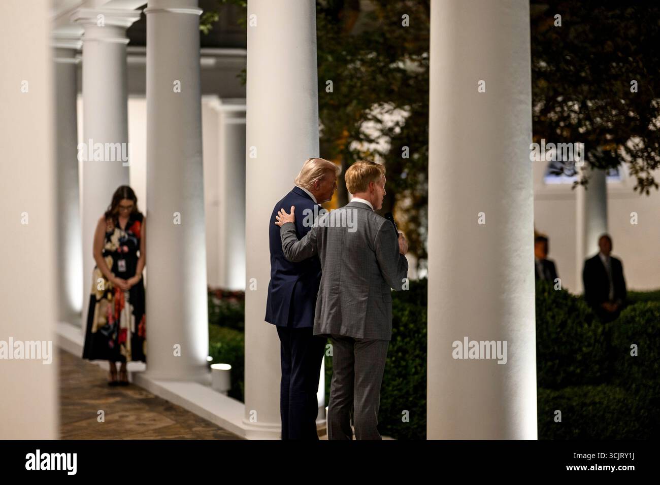 Washington, Usa. September 2025. US-Präsident Donald Trump, Linke, und Senator James Lankford, R-OK, sprechen während seiner ersten Veranstaltung im Rose Garden, seit er es mit Pflastersteinen im Weißen Haus bedeckt, am 5. September 2025 in Washington, D.C. Credit: Daniel Torok/White House Photo/Alamy Live News Stockfoto