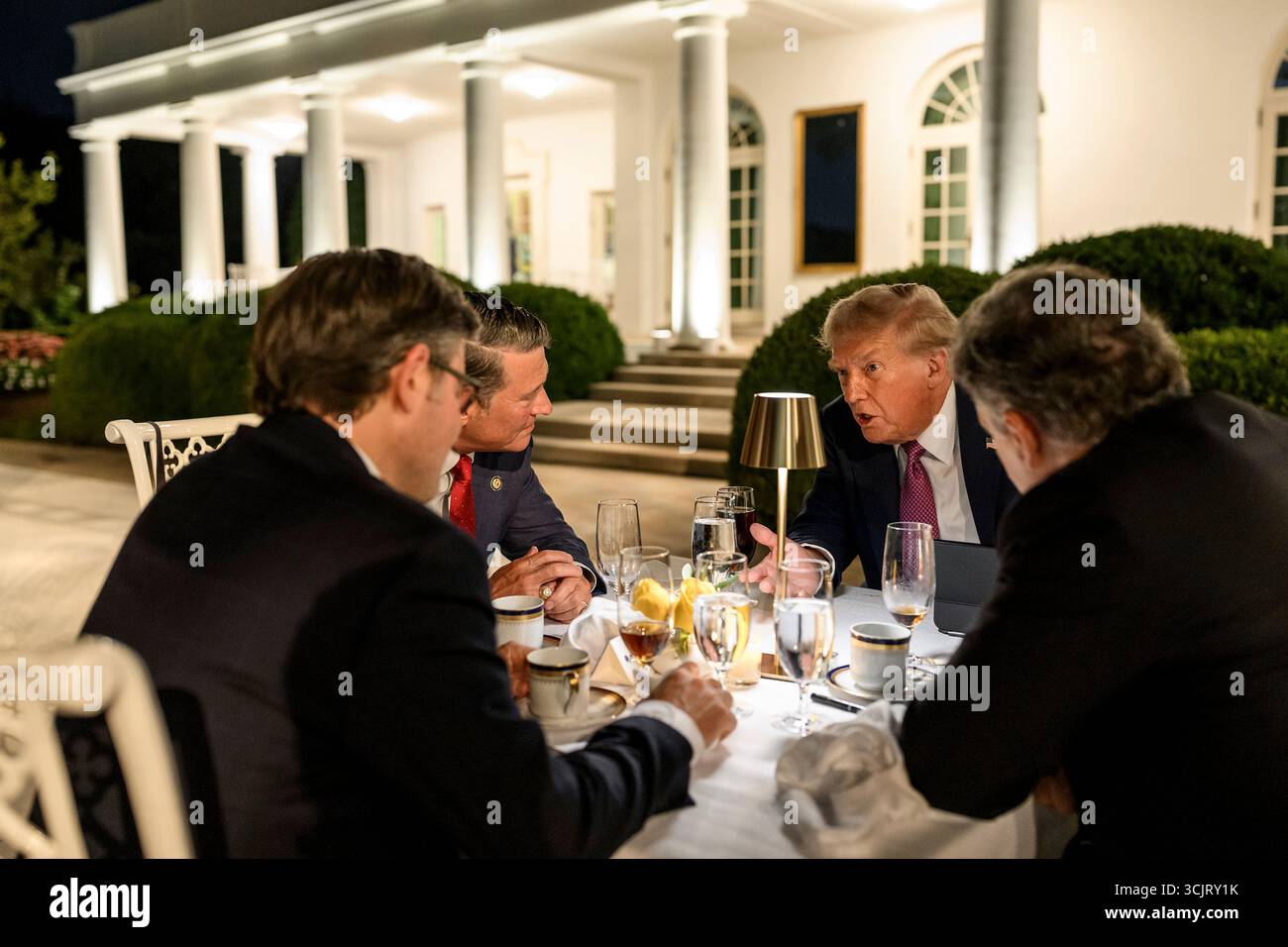 Washington, Usa. September 2025. US-Präsident Donald Trump, plaudert mit Kongressabgeordneten während seiner ersten Veranstaltung im Rose Garden, seit er es im Weißen Haus mit Pflastersteinen bedeckt, am 5. September 2025 in Washington, D.C. sitzend von links: US-Repräsentant Mike Johnson, R-LA, Senator Dave McCormick, R-PA, Trump und Rep. Ronny Jackson, R-TX. Quelle: Daniel Torok/White House Photo/Alamy Live News Stockfoto