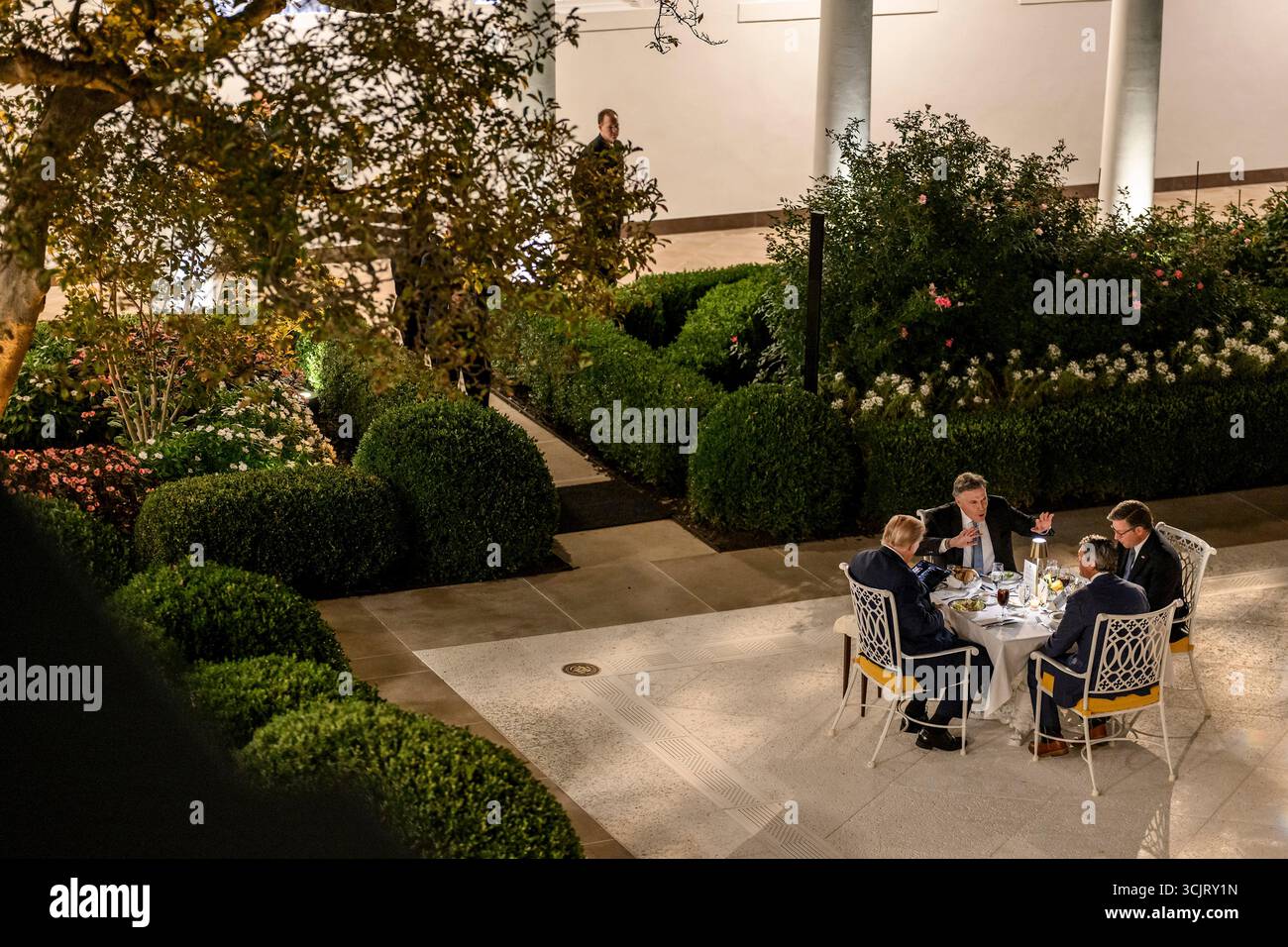 Washington, Usa. September 2025. US-Präsident Donald Trump, links, beherbergt Kongressabgeordnete während seiner ersten Veranstaltung im Rose Garden, seit er es im Weißen Haus mit Pflasterstein bedeckt, am 5. September 2025 in Washington, D.C. sitzend von links: Präsident Trump, Rep. Ronny Jackson, R-TX, House Speaker Mike Johnson, R-LA und Sen. Dave McCormick, R-PA. Quelle: Daniel Torok/White House Photo/Alamy Live News Stockfoto