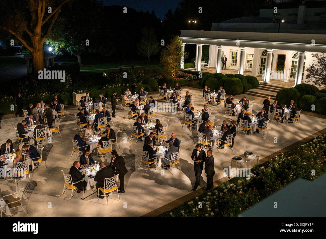 Washington, Usa. September 2025. US-Präsident Donald Trump, Gastgeber des Kongresses während seiner ersten Veranstaltung im Rose Garden, seit er es im Weißen Haus mit Pflasterstein bedeckt, am 5. September 2025 in Washington, D.C. Credit: Daniel Torok/White House Photo/Alamy Live News Stockfoto